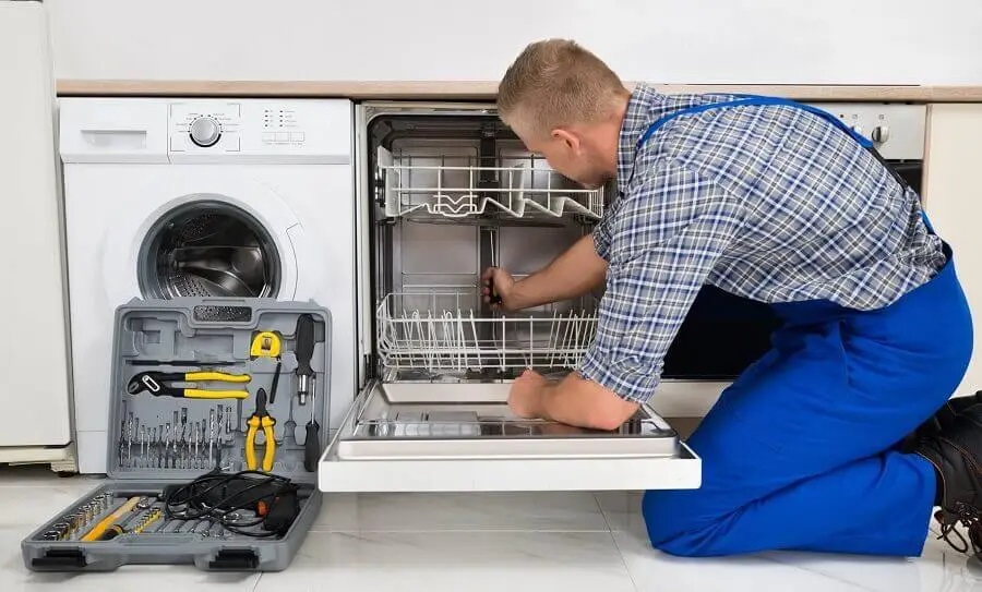 Beydağ Philips servisi teknisyen ekibi beyaz eşya tamiri yaparken